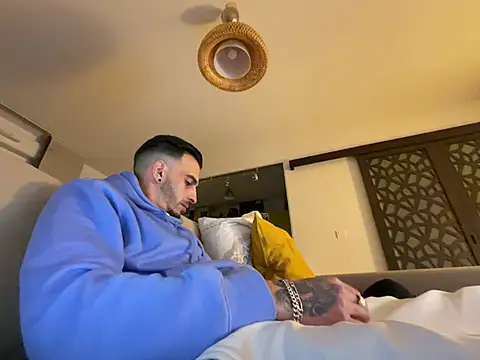 Rebeu313 online show from February 26, 2025, 4:25 am