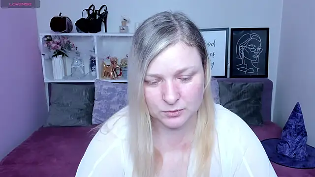 AnnaXCherri online show from October 31, 2025, 3:07 am