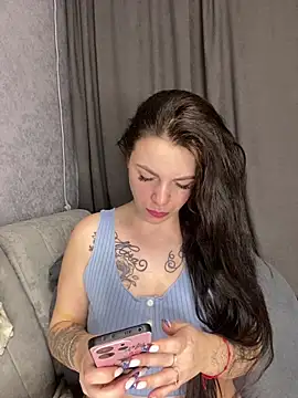 Lola Hale online show from February 7, 2026, 6:55 pm