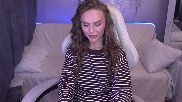 KiraGrayy online show from November 3, 2025, 1:45 pm