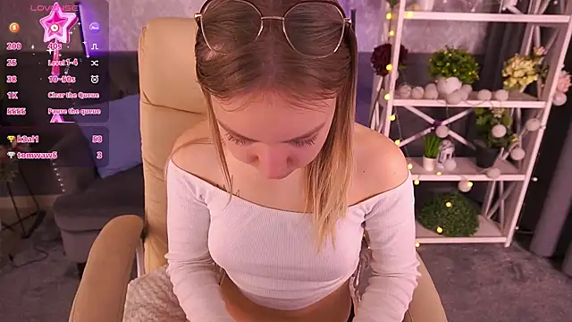 Snapshot of EmilySunshineS chatting on February 10, 2025, 1:35 am EmilySunshineS online show from February 10, 2025, 1:35 am