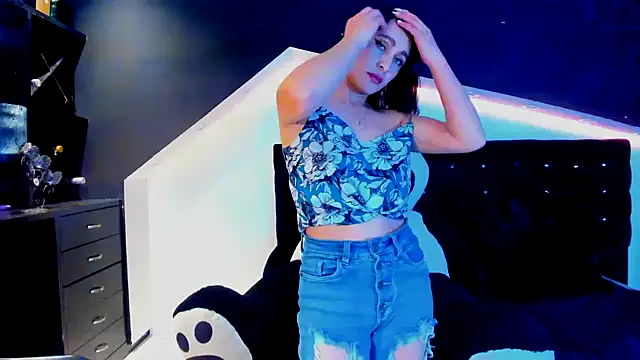 Coral Gibson online show from February 3, 2025, 3:17 pm