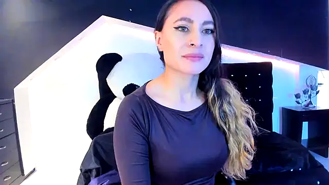 Coral Gibson online show from February 5, 2025, 12:17 pm