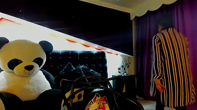 Coral Gibson online show from February 8, 2025, 10:18 am