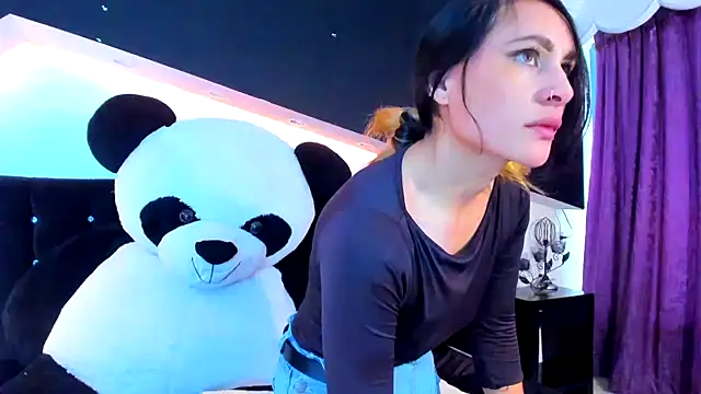 Coral Gibson online show from February 13, 2025, 12:32 pm