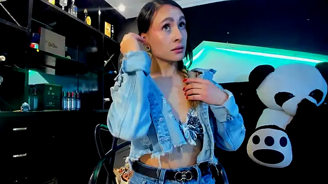 Coral Gibson online show from March 7, 2025, 12:23 pm