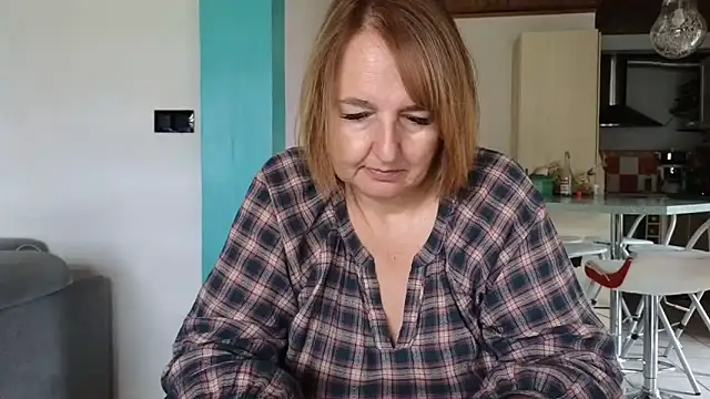 Snapshot of Sandcoq chatting on May 4, 2026, 8:43 am Sandcoq online show from May 4, 2026, 8:43 am