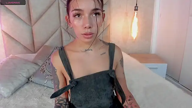 Mollymoon1 online show from January 20, 2025, 8:07 pm