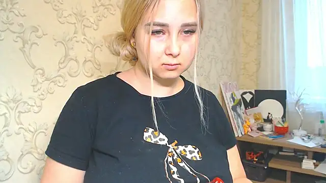 DolphinDreams online show from April 25, 2026, 1:41 pm