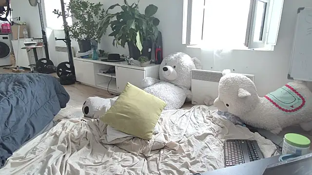 CeriseLapine online show from April 21, 2026, 8:20 am