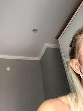 Diamond Bunny  online show from March 14, 2025, 9:46 am