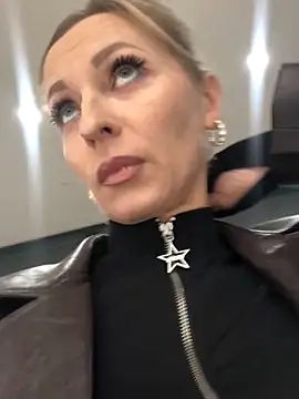 Diamond Bunny  online show from October 23, 2025, 4:06 pm