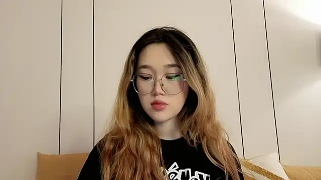 Jennatyan online show from April 22, 2026, 5:32 am