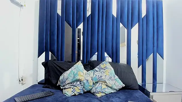 Milanxht online show from October 27, 2025, 6:56 pm