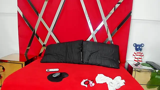 Milanxht online show from November 9, 2025, 8:29 pm