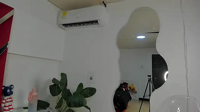 Milanxht online show from November 18, 2025, 8:46 pm