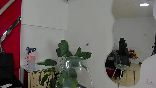 Milanxht online show from December 1, 2025, 8:47 pm