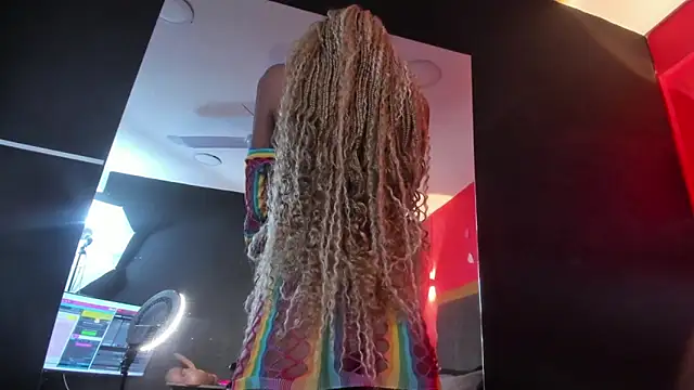 YayaHilton online show from April 21, 2026, 5:03 am