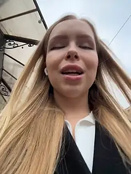 mur girl online show from November 5, 2025, 11:43 am