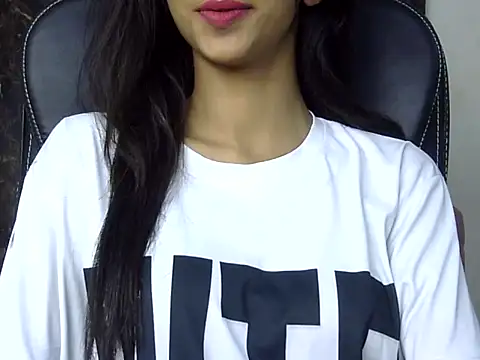 MAAYRA 09 online show from March 12, 2025, 6:22 pm