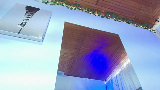 Naia x online show from December 4, 2025, 8:17 pm