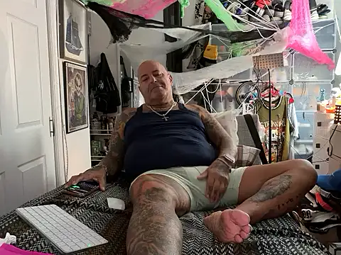 joeytatts66 online show from October 1, 2025, 1:22 am