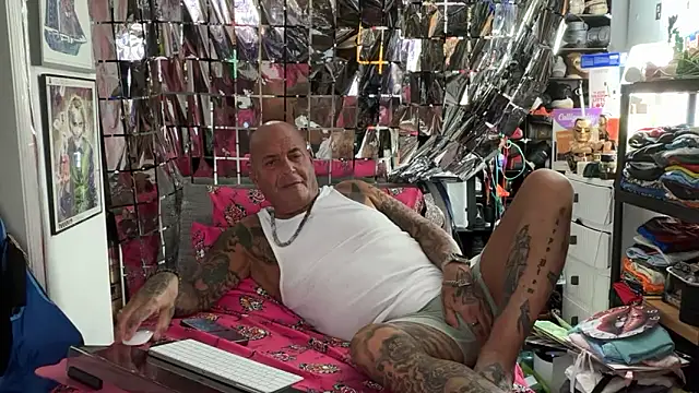 joeytatts66 online show from April 21, 2026, 1:42 am