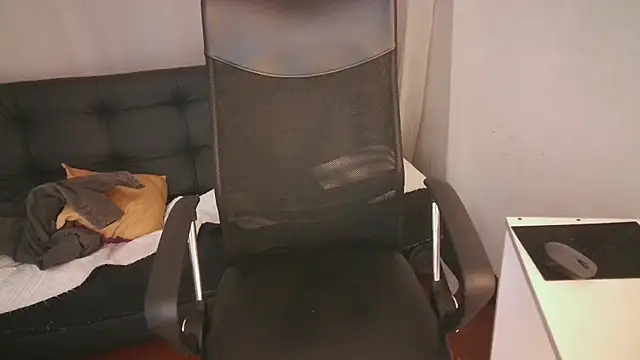 Snapshot of Aurora_ath chatting on December 13, 2024, 4:11 am Aurora ath online show from December 13, 2024, 4:11 am