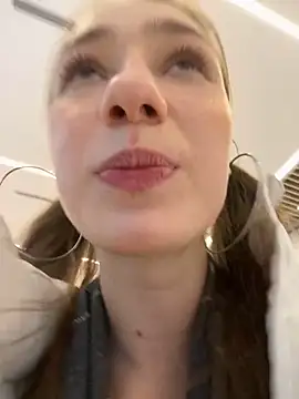 Lia  Love online show from February 12, 2025, 4:11 pm