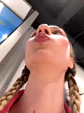 Lia  Love online show from September 10, 2025, 12:27 pm