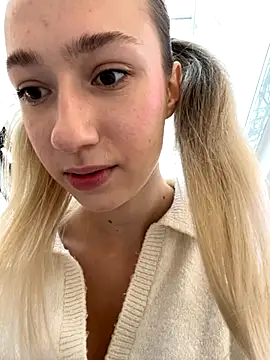 Lia  Love online show from September 13, 2025, 11:10 am