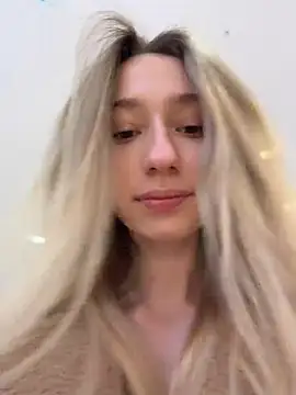 Lia  Love online show from December 22, 2025, 1:19 pm