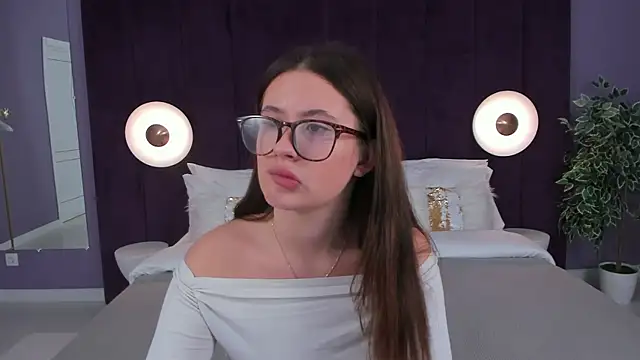 milaleoneli online show from February 10, 2025, 12:29 pm