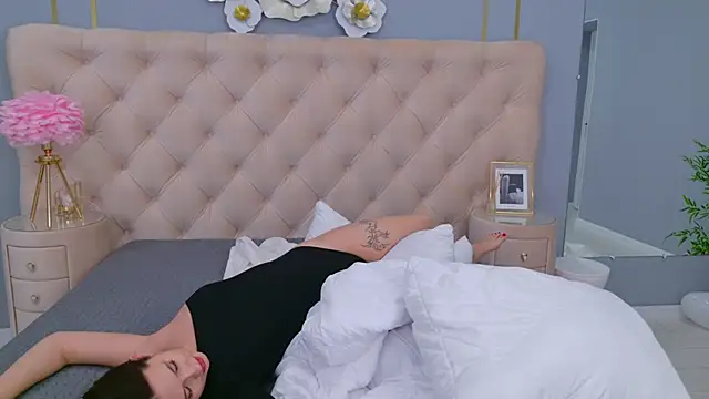 milaleoneli online show from February 12, 2025, 6:40 pm