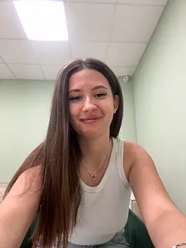 milaleoneli online show from March 15, 2025, 11:29 am