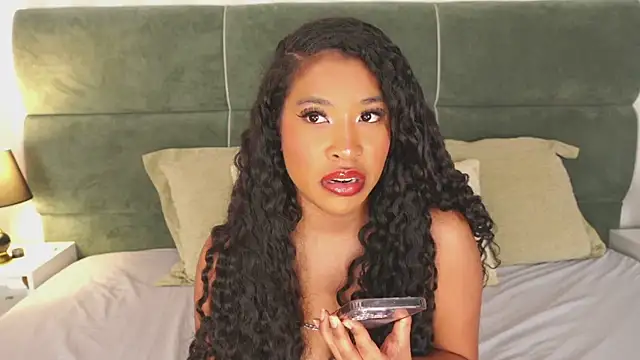 IzzyyBeelmonth online show from March 6, 2025, 11:03 am