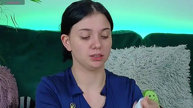 AveryWillow online show from October 6, 2025, 8:01 am