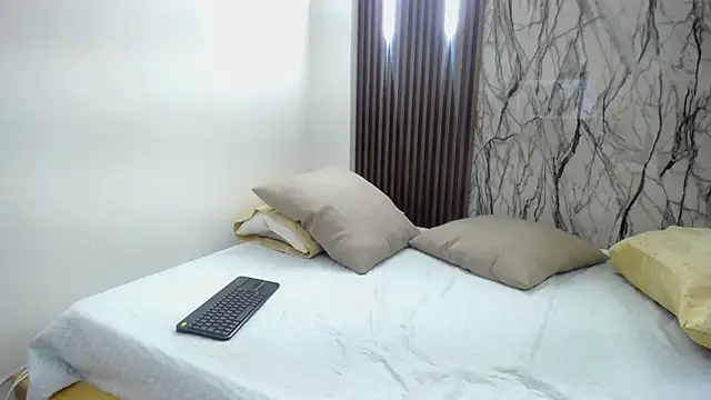 MartinaGuzmann online show from February 15, 2025, 6:44 pm