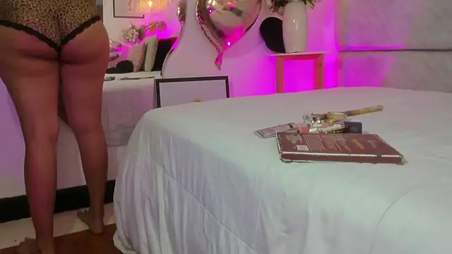 naomiii   online show from March 27, 2026, 11:43 am