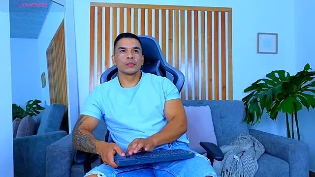 estebandelouis online show from May 25, 2026, 1:22 am