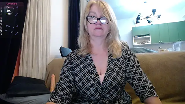 Blond Woman online show from February 5, 2025, 8:46 pm