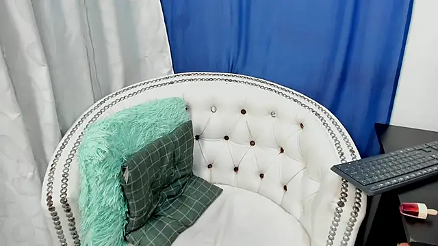 Analia18  online show from January 14, 2025, 2:53 pm