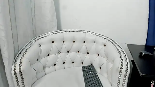 Analia18  online show from February 25, 2025, 4:10 pm