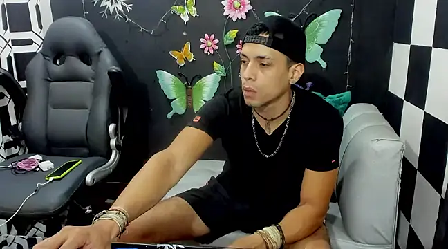 Snapshot of MikeRose94 chatting on February 9, 2025, 7:41 pm MikeRose94 online show from February 9, 2025, 7:41 pm