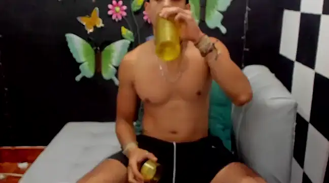 Snapshot of MikeRose94 chatting on February 11, 2025, 8:52 pm MikeRose94 online show from February 11, 2025, 8:52 pm