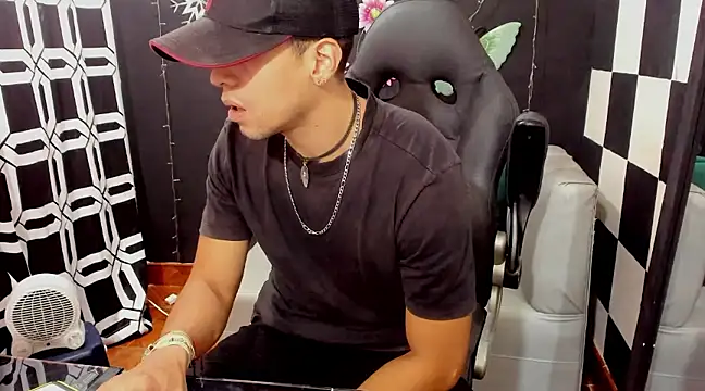 Snapshot of MikeRose94 chatting on February 15, 2025, 3:50 pm MikeRose94 online show from February 15, 2025, 3:50 pm