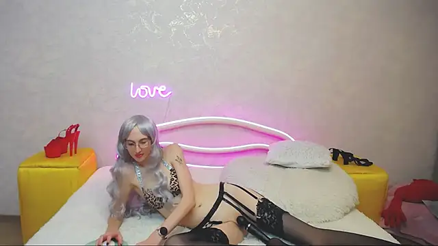 KlaryBrait online show from February 26, 2025, 4:03 pm