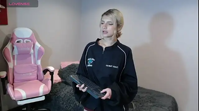 HiScarlett online show from February 3, 2025, 12:25 pm