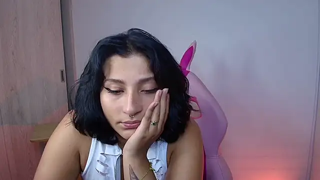 Snapshot of Pauilina chatting on January 19, 2025, 1:21 am Pauilina online show from January 19, 2025, 1:21 am