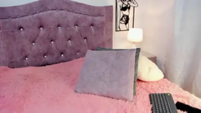 Snapshot of LunaSmitt chatting on December 18, 2025, 1:55 am LunaSmitt online show from December 18, 2025, 1:55 am